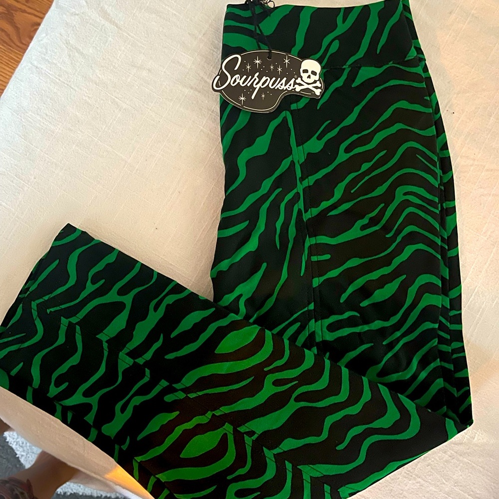 SOURPUSS CLOTHING CAPRIS 💚💚